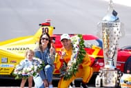 Alex Palou pózuje s manželkou a dcerou poté, co vyhrál 109. běh Indianapolis 500 - Zdroj: Getty
