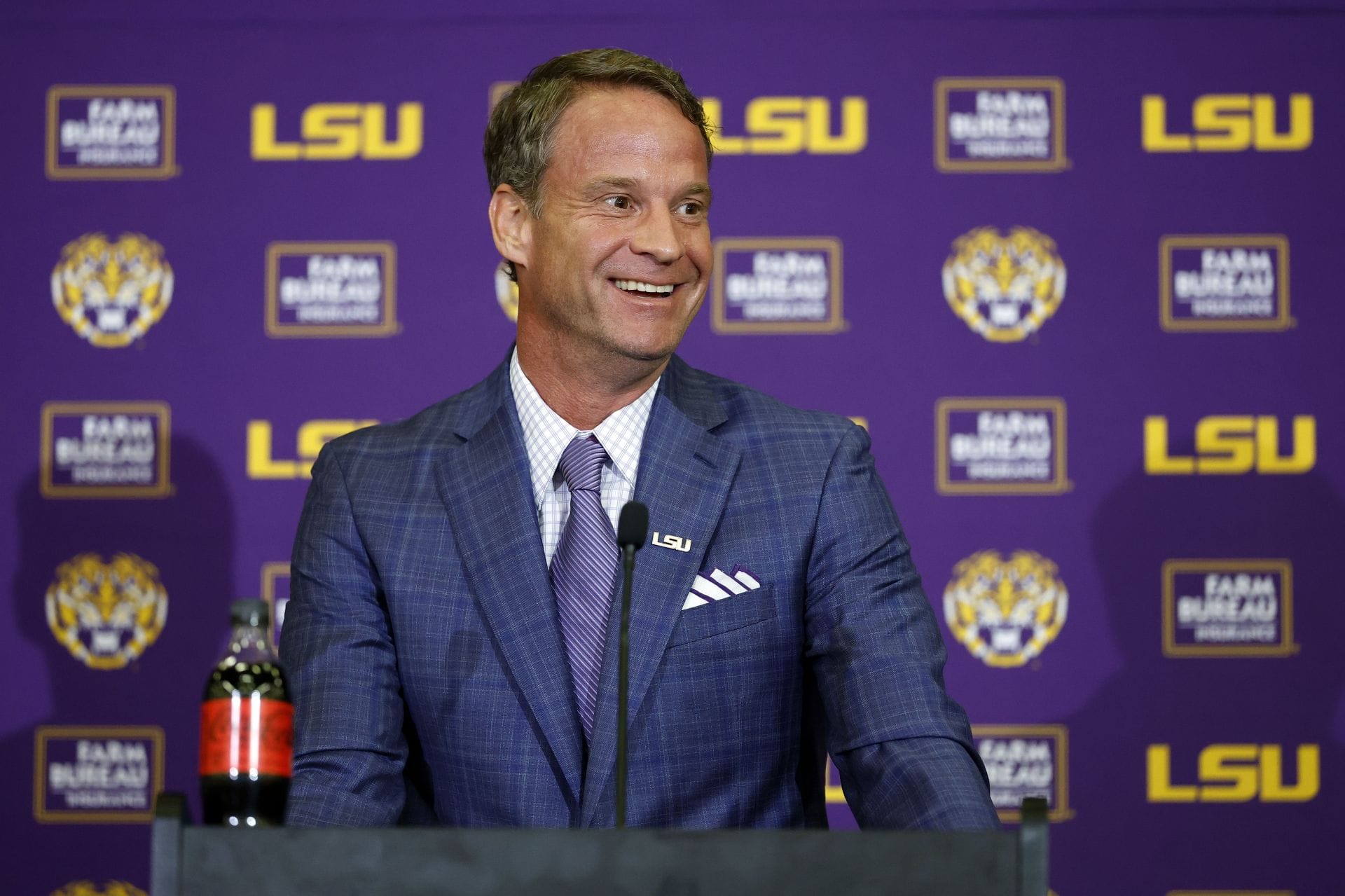 "LSU football is doomed," "Drake Curse in 2026 CONFIRMED": CFB fans react as Lane Kiffin gets spoilt by Canadian rapper with custom Nocta merch