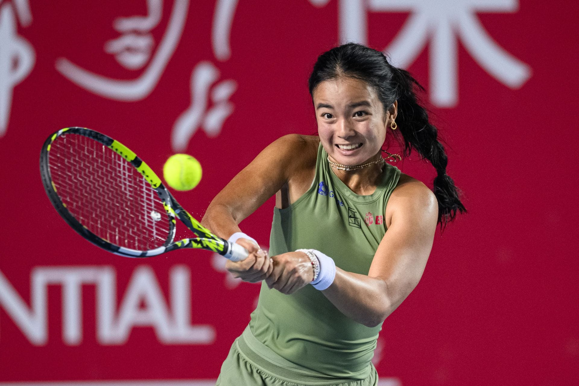 Alexandra Eala in action at the 2025 Prudential Hong Kong Tennis Open (Source: Getty)