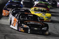 Josh Berry (73) vede závod Late Model Stock Tour 2018 na Hickory Motor Speedway. Zdroj: Getty