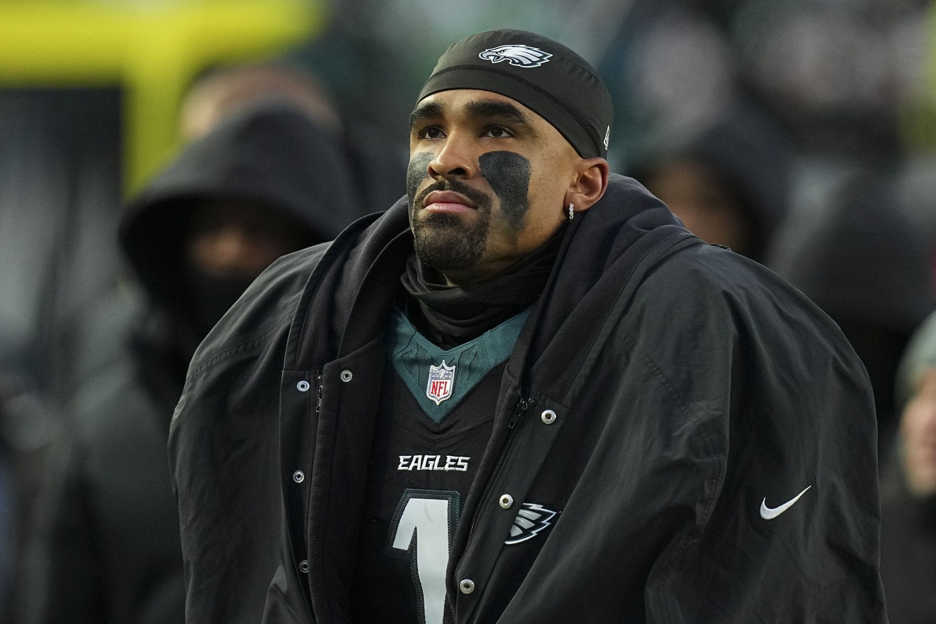 “Here to play football or walk fashion show?” “Fake aura”: NFL fans react as Jalen Hurts arrives for Eagles vs. Chargers MNF game