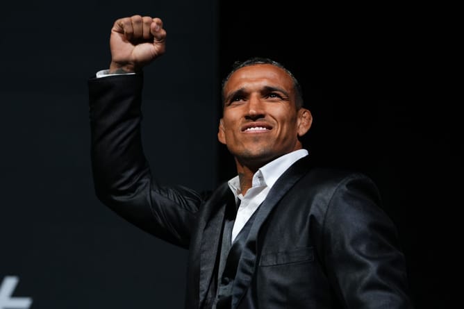 "I sell much more than the two" - Charles Oliveira backs himself for a shot at Ilia Topuria's title, doesn't rate interim title fighters