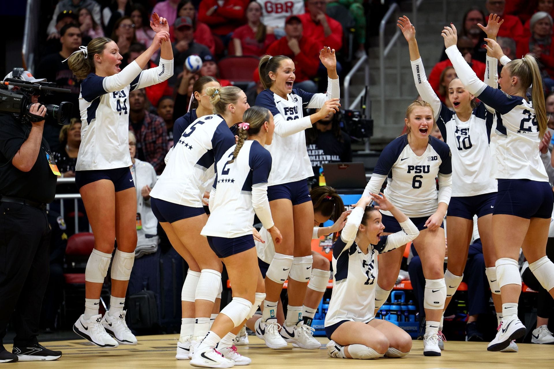  The Penn State Nittany Lions against the Louisville Cardinals during the Division I Women&#039;s Volleyball Championship in Louisville, Kentucky. (Photo via Getty Images)