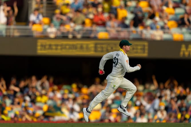 Steve Smith takes one-handed blinder to break stubborn partnership on Day 4 of Ashes 2025-26 2nd Test [Watch]