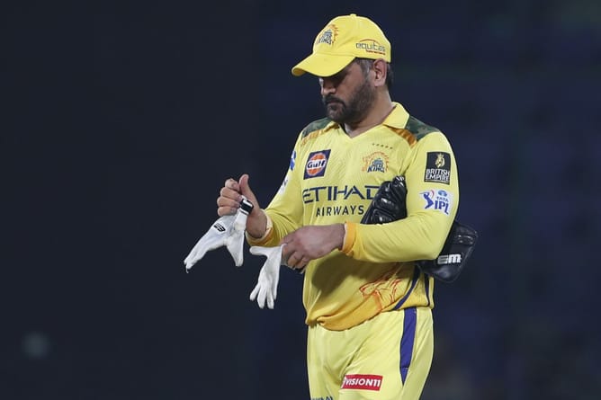 "Take your shirt off and bloody swing it around" - Mike Hussey recalls inspiring MS Dhoni incident from CSK vs RCB IPL match