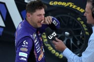 Denny Hamlin poté, co vyhrál závod NASCAR Cup Series na Las Vegas Motor Speedway. Zdroj: Getty
