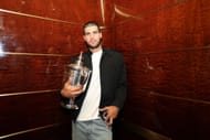Carlos Alcaraz strikes a pose with the 2025 US Open men's singles trophy (Source: Getty)