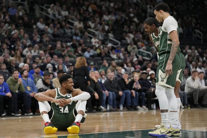 Giannis Antetokounmpo Texted Teammates After Calf Injury Sparked Trade Buzz