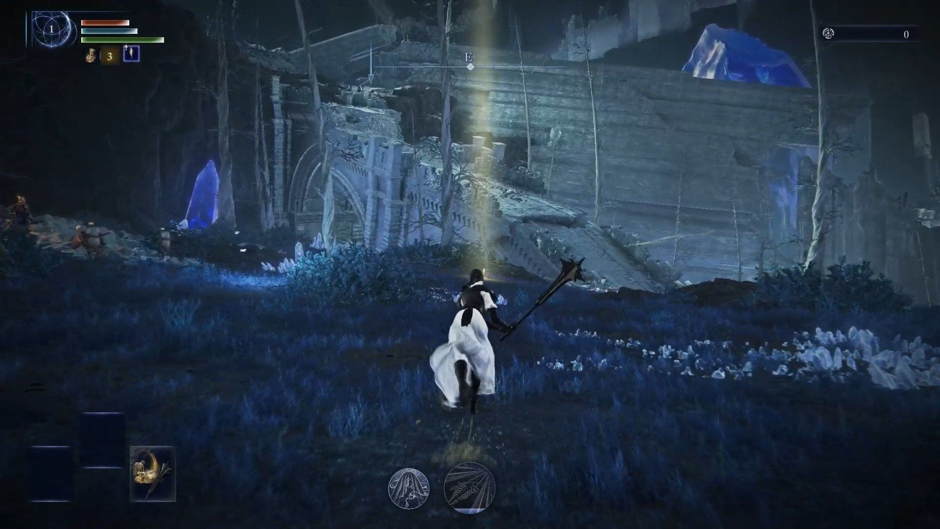 Rozbijte čtyři menší modré krystaly zobrazené vlevo (obrázek přes FromSoftware)