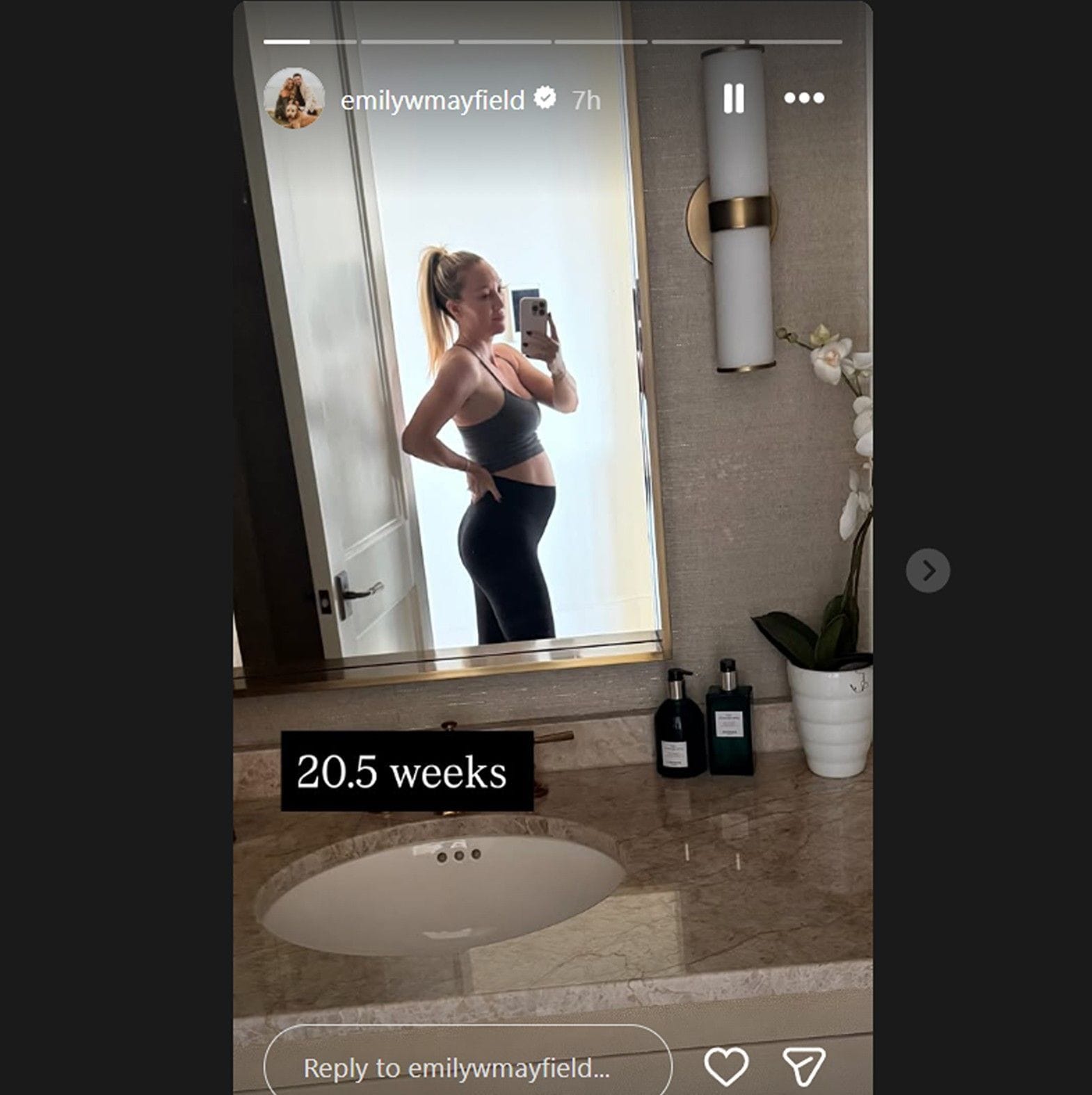 Manželka Bakera Mayfielda Emily predvádza bábätko po 20,5 týždni tehotenstva/@emilywmayfield