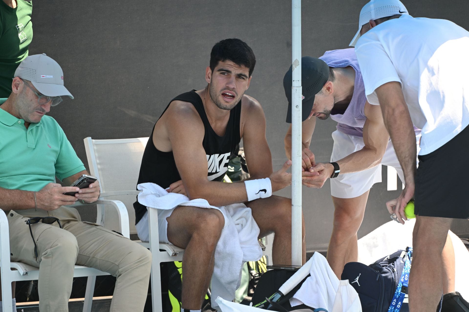 Danger for Carlos Alcaraz with freak injury just hours before Australian Open 2R