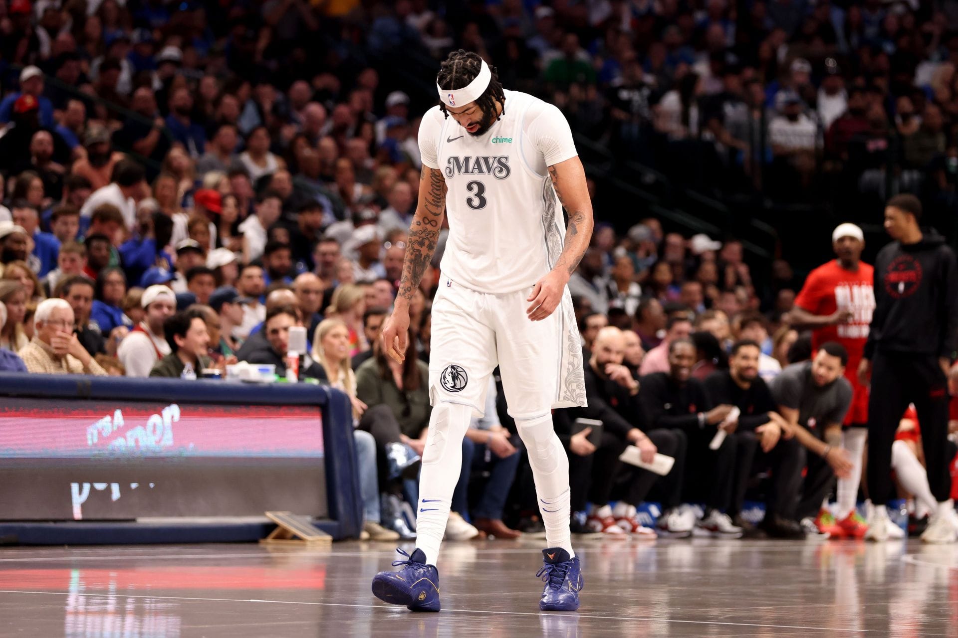 Anthony Davis z Dallasu Mavericks odchádza z kurtu so zranením – Zdroj: Getty