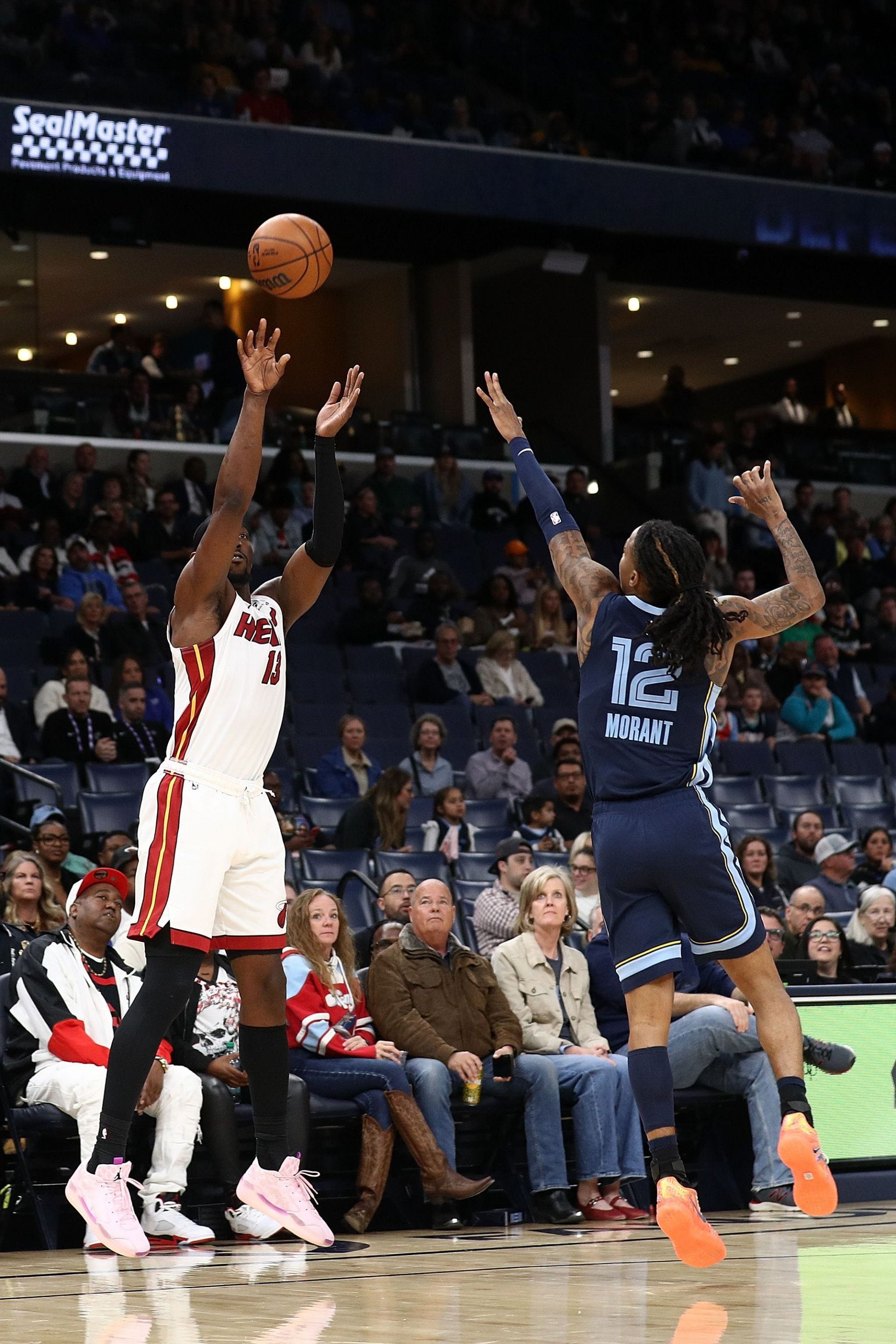 Bam Adebayo č. 13 z Miami Heat strieľa proti Ja Morantovi č. 12 z Memphis Grizzlies – Zdroj: Getty