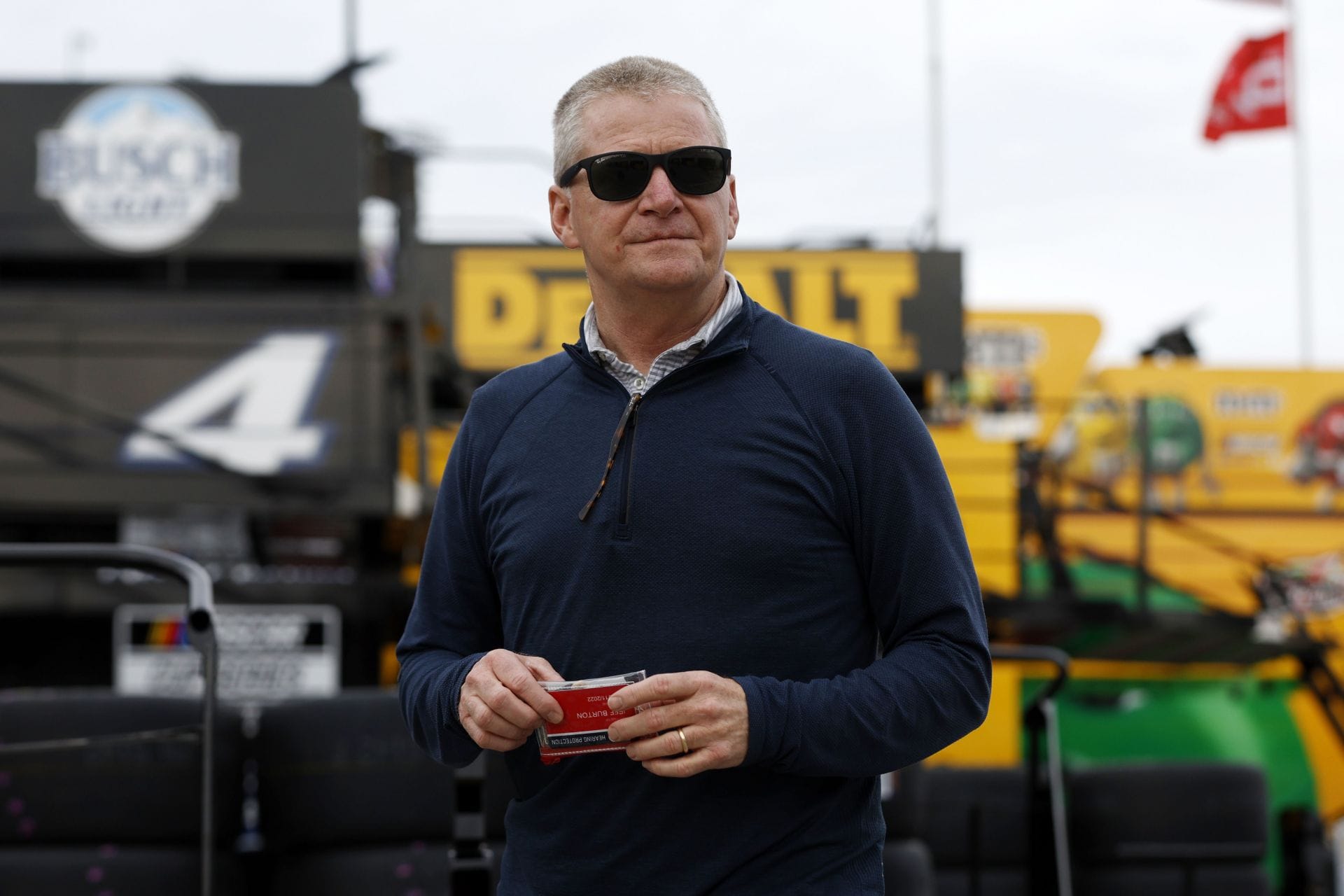 Jeff Burton drops two-word reaction to call out the controversial officiating during Panthers’ loss to Buccaneers
