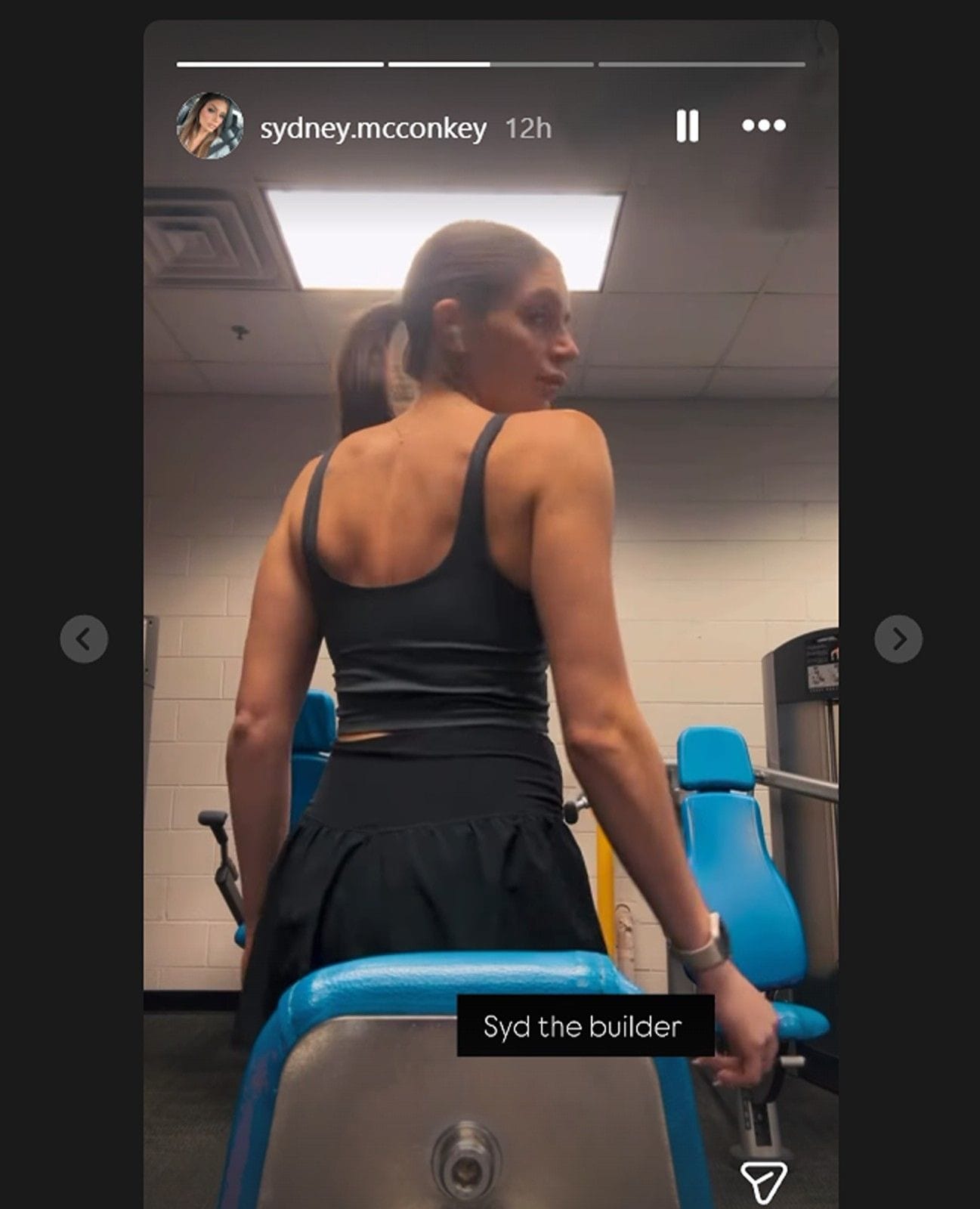 Ladd McConkey&rsquo;s wife Sydney flexes back muscles in black tank top while showing off gym gains