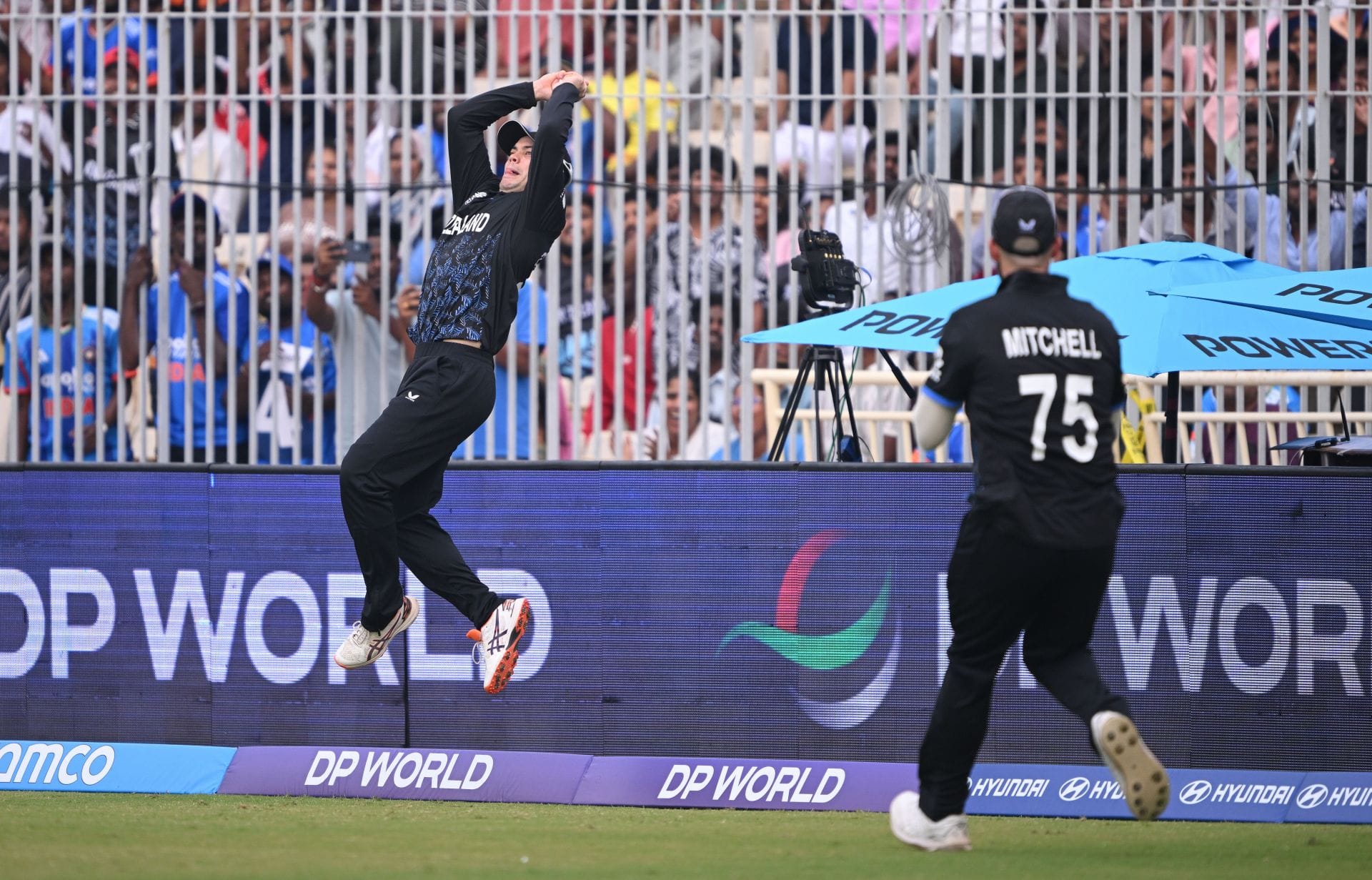 Mark Chapman And Daryl Mitchell Pull Off A Brilliant Relay Catch To 0a223 1920 
