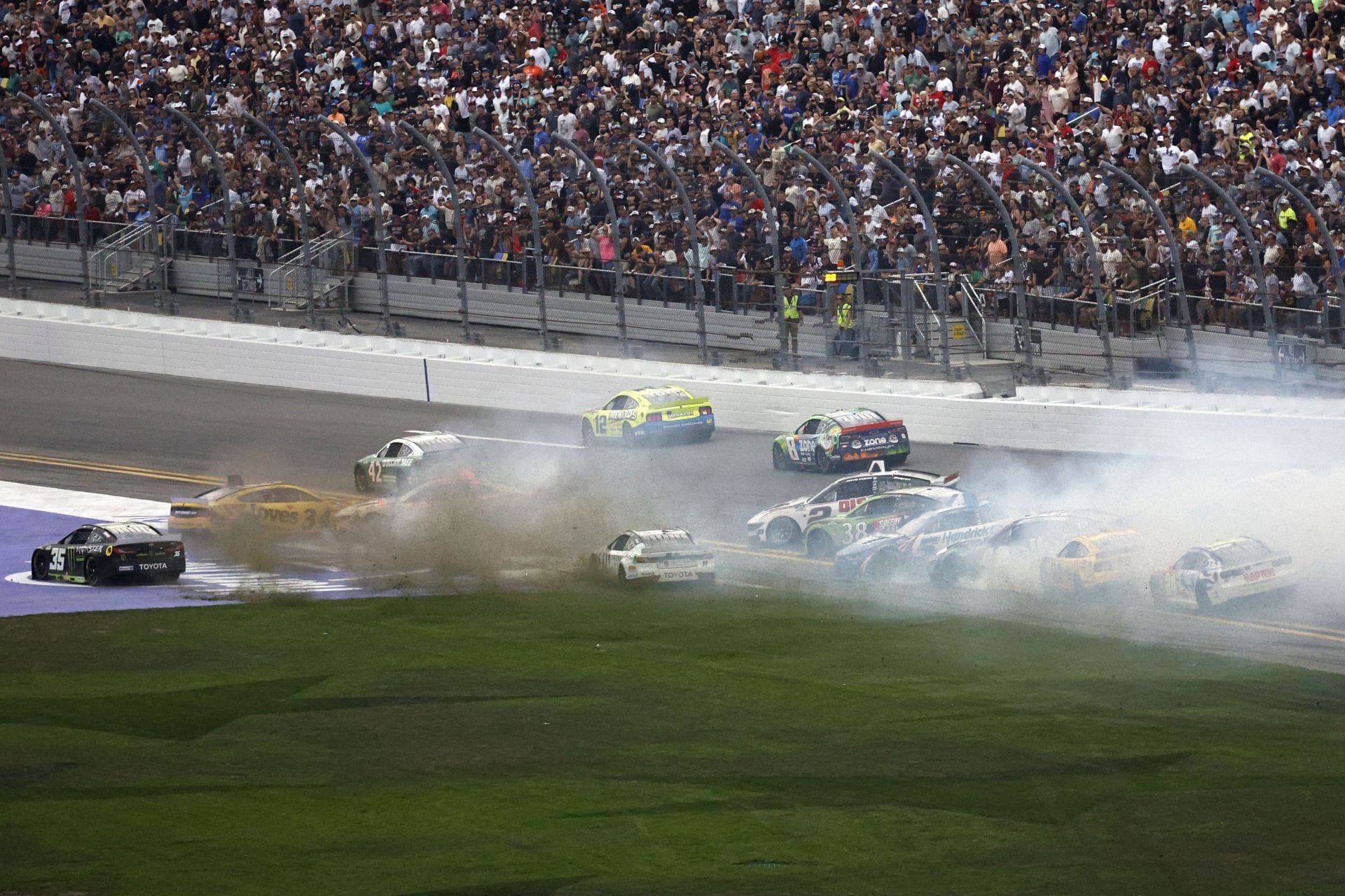 “Should get his a** kicked”: Fans bash Justin Allgaier for ‘The Big One’ at Daytona 500, including Denny Hamlin and Kyle Larson