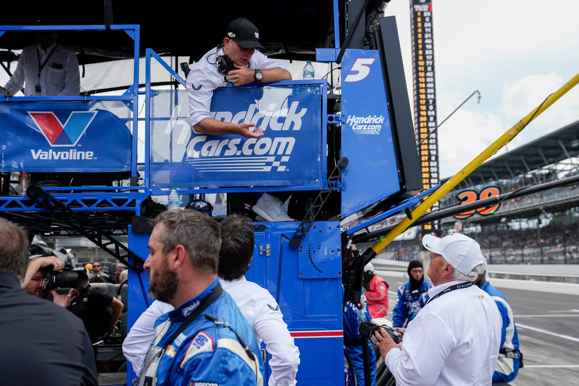 Watch: Jeff Gordon’s raw reaction to the final lap chaos that cost Chase Elliott the Daytona 500 win&nbsp;