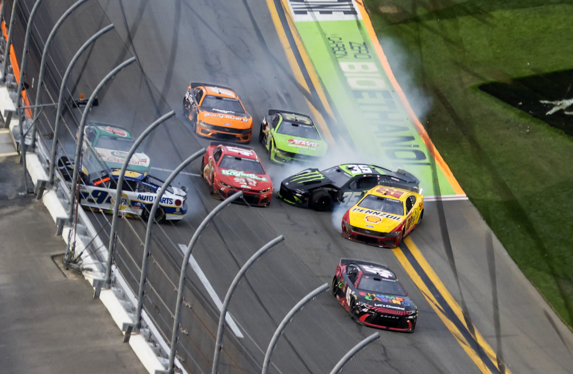 Chase Elliott uses dry humor to mask Daytona 500 heartbreak after Riley Herbst’s last-lap disaster: “Maybe I should have just wrecked the first time”