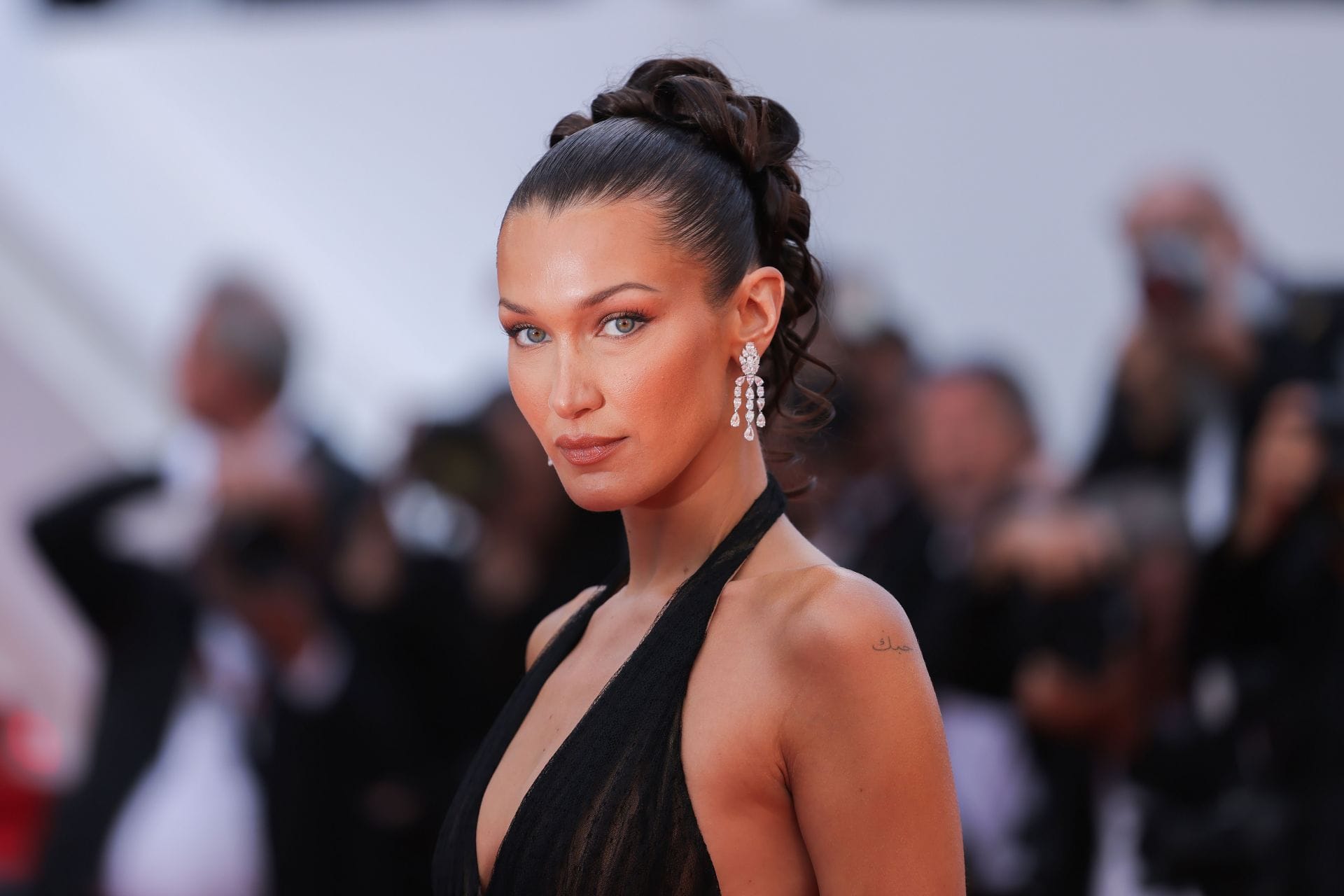 Bella Hadid (Image via Getty Images)