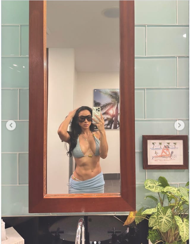 Tyreek Hill&rsquo;s estranged wife Keeta Vaccaro flaunts abs while rocking blue swimsuit in latest mirror selfie/@keeta_vaccaro