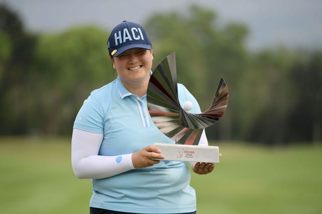 Angel Yin  poses with the champion's trophy at the Honda LPGA Thailand 2025 (Source: Getty)