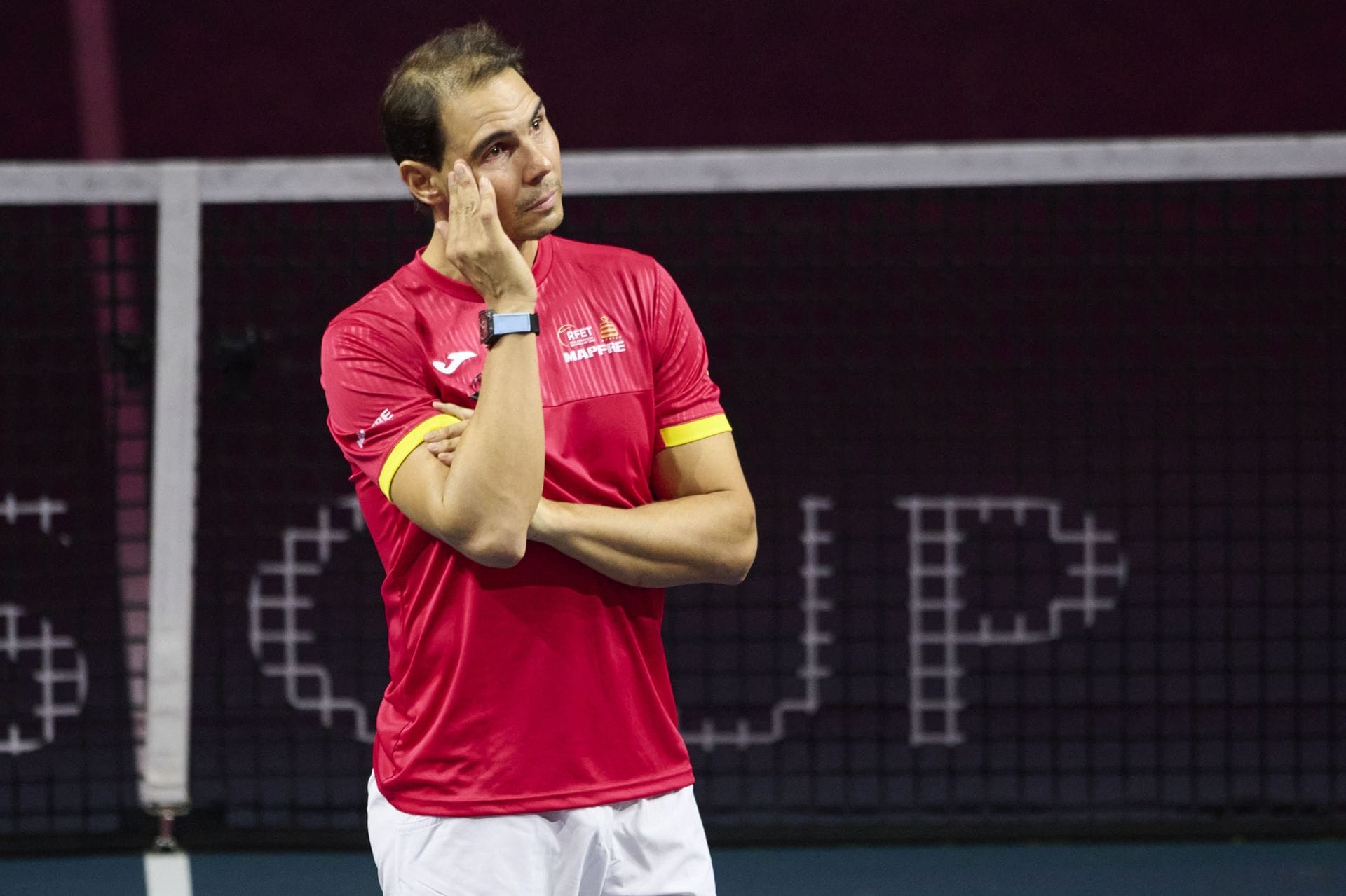 Rafael Nadal mobbed by fans in airport, refuses to answer questions after reporter impedes Australian Open departure