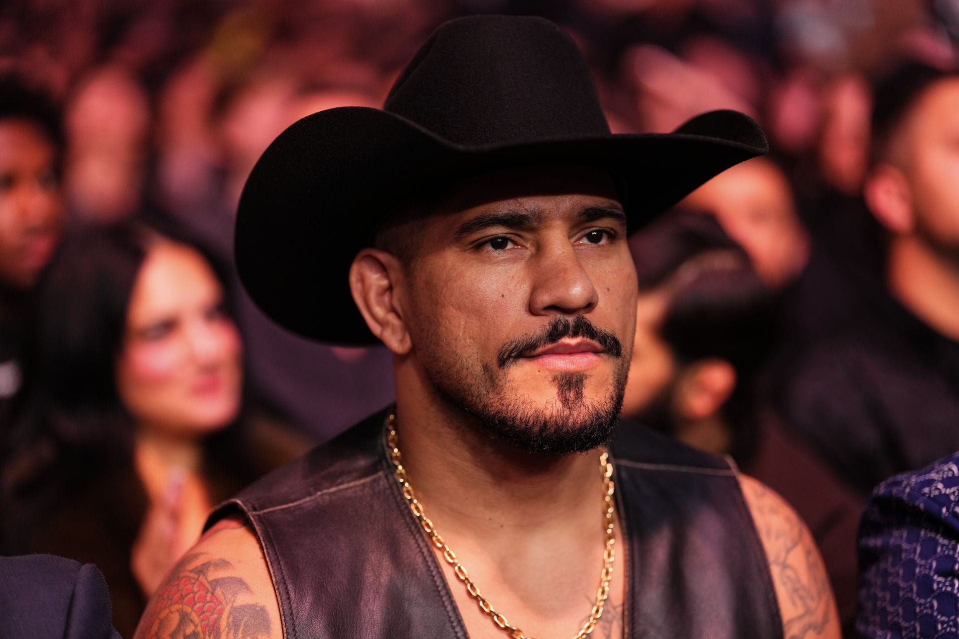 "This guy is built different" - Fans left shocked after Alex Pereira reveals current weight as he aims for three-division glory