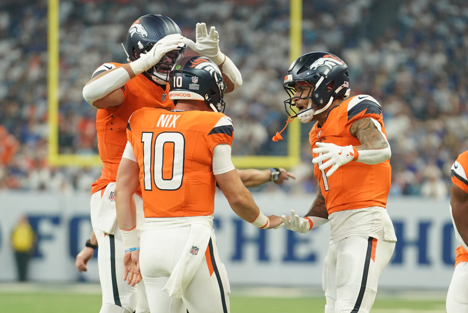 WATCH: Bo Nix fuels connection with Marvin Mims and Pat Bryant while soaking in Nuggets victory over Warriors