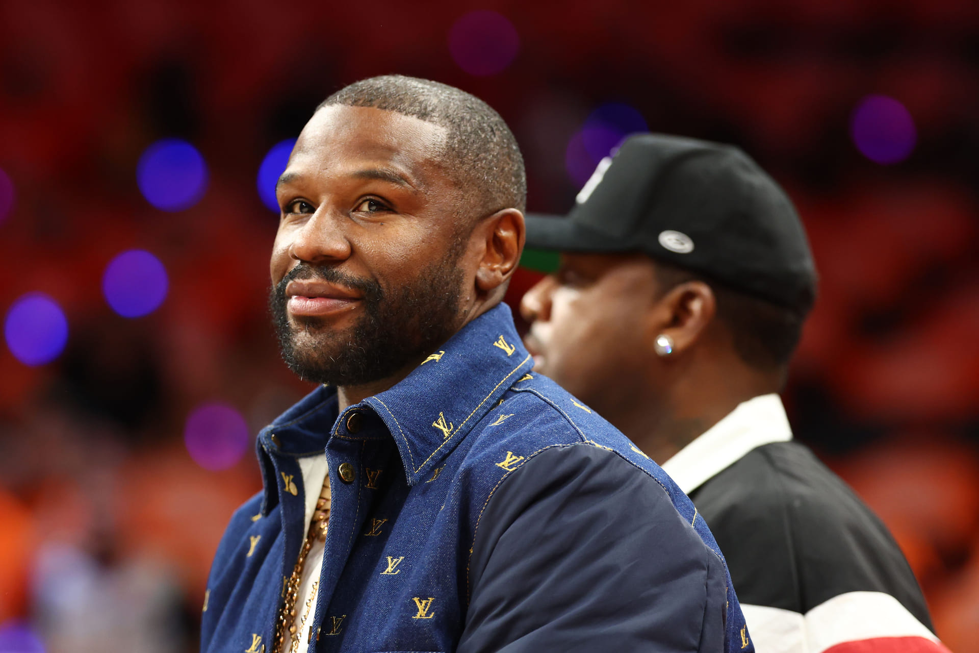 "He don’t even have $100 million cash liquid" - Fans Roast Floyd Mayweather For Dropping Bizarre Excuse for Backing Out of NBA Ownership