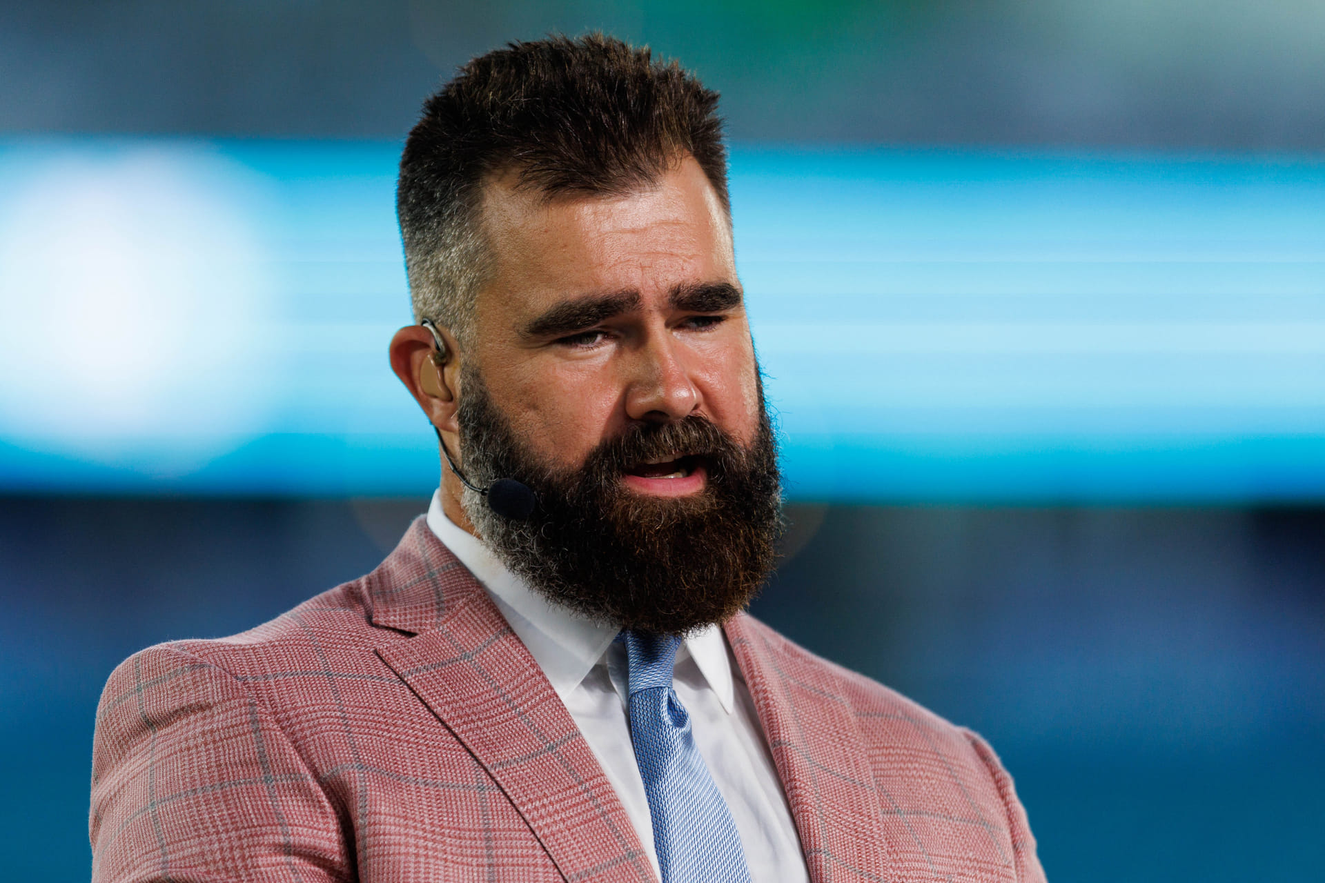“Sulking won’t help you today”: Jason Kelce sends clear message to struggling young girl over costly mistakes in softball