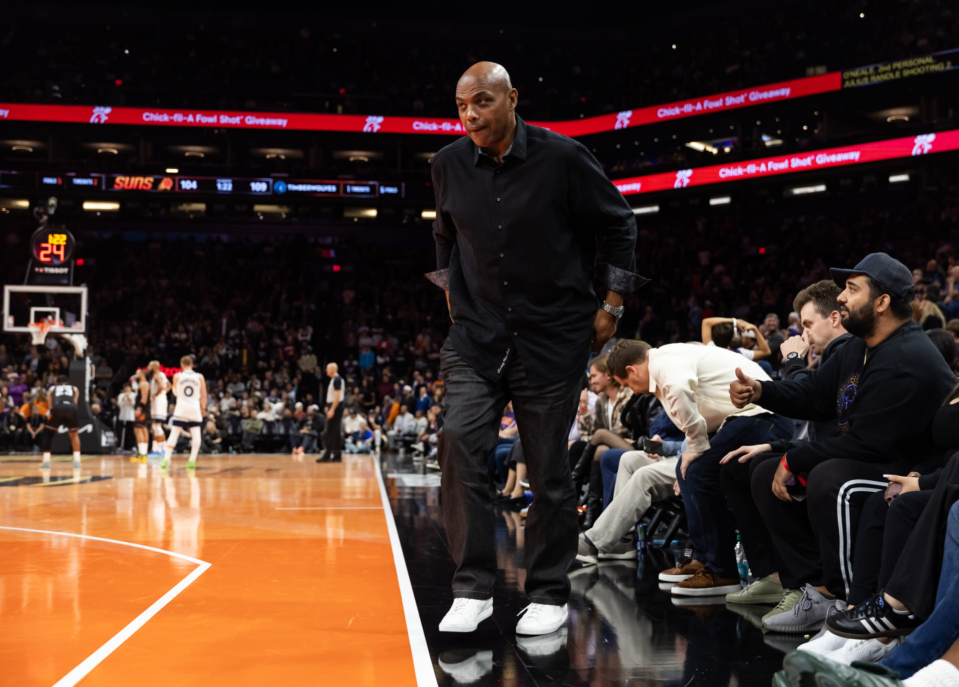 "Why Michael Jordan dropped him as a friend" - NBA Community Stunned as Charles Barkley Unleashes Profanity at Fan Over Autograph Request