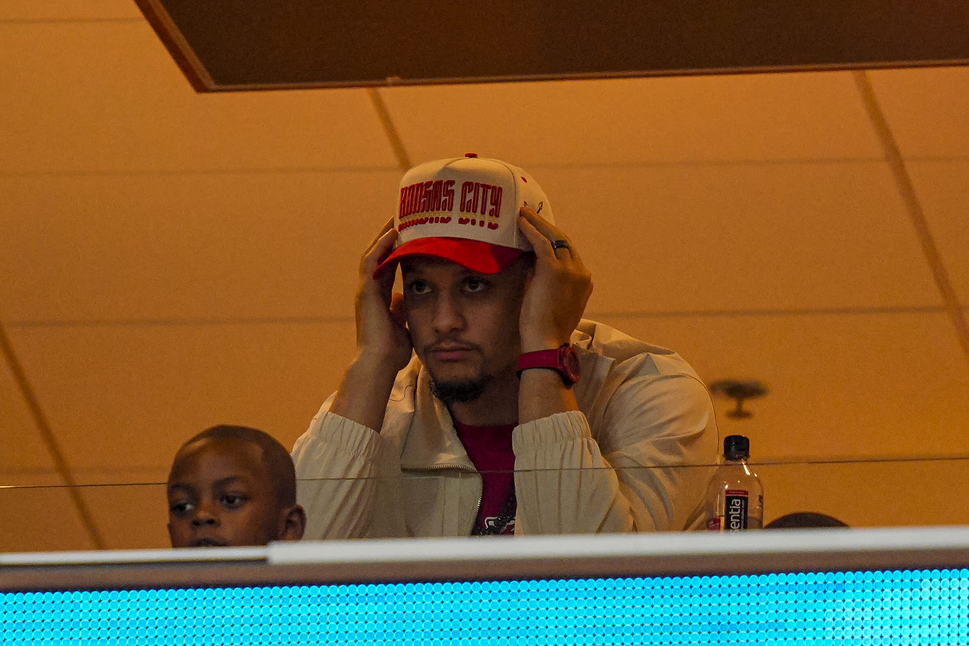 Patrick Mahomes shares 4-word reaction to Broncos' debacle before Wildcats' Otega Oweh sends the game to OT amid March Madness