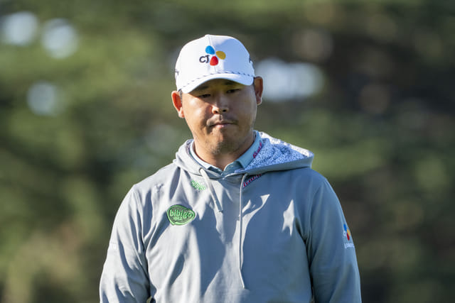 WATCH: Si Woo Kim sneaks a cigarette break in the bushes at The Players  Championship