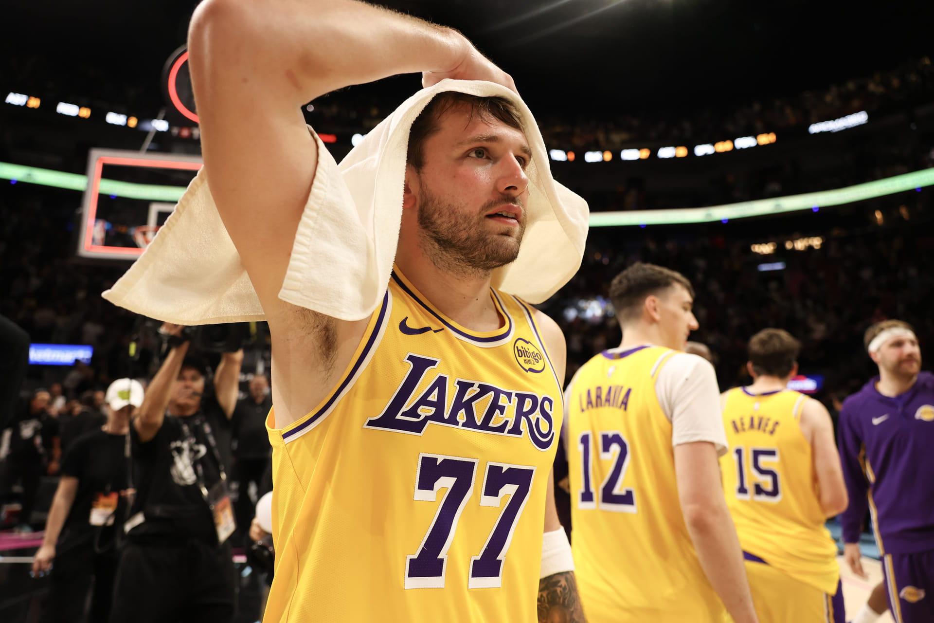"Luka went from the UPS driver to jail mate" - NBA Fans Mock Luka Doncic's Outfit Choice for Golf Outing With LeBron James After Lakers' Clutch Win 