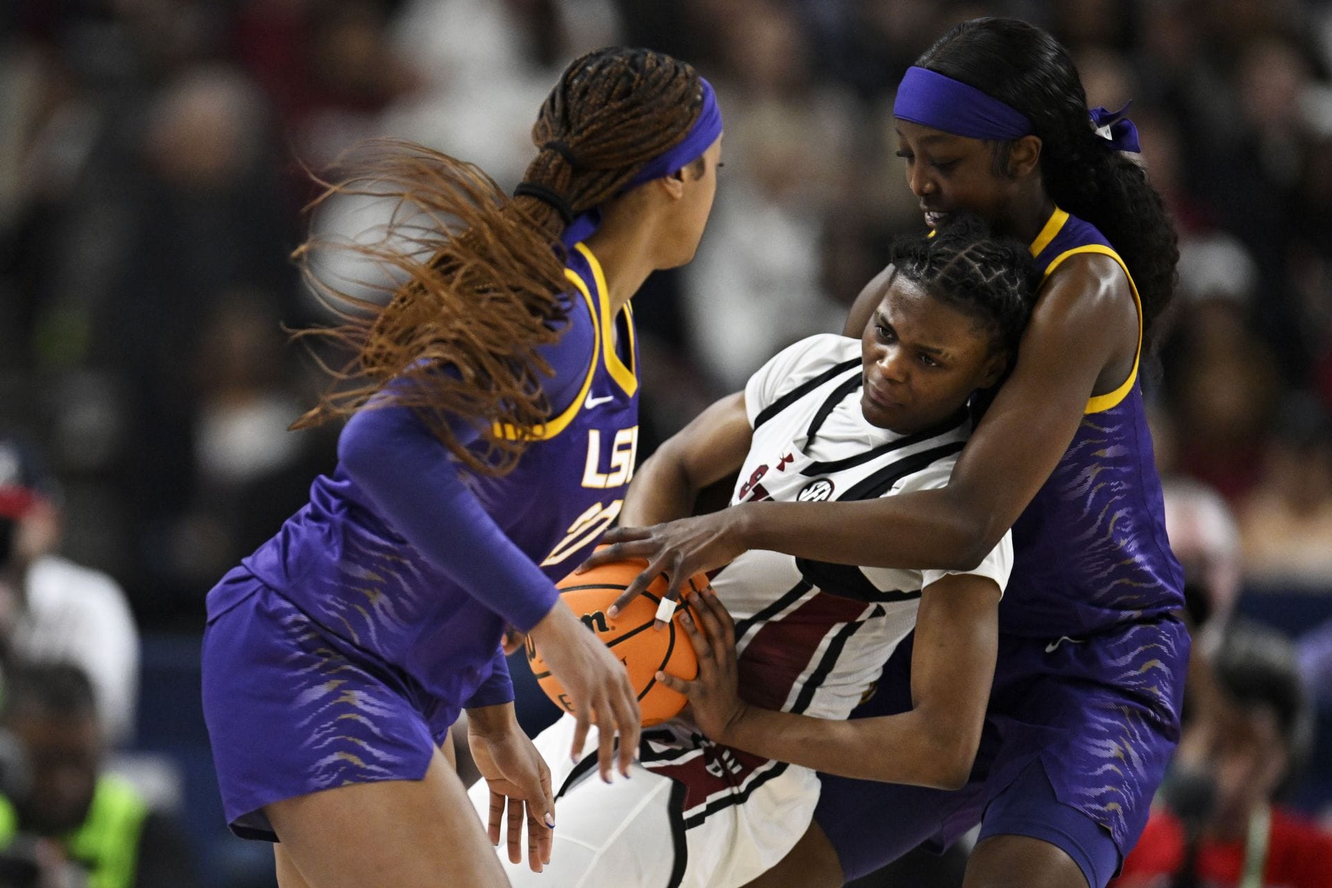 “Nobody can stop MiLaysia Fulwiley”: Flau’jae Johnson bets all her “money” on LSU star ahead of First Round clash vs. Jacksonville