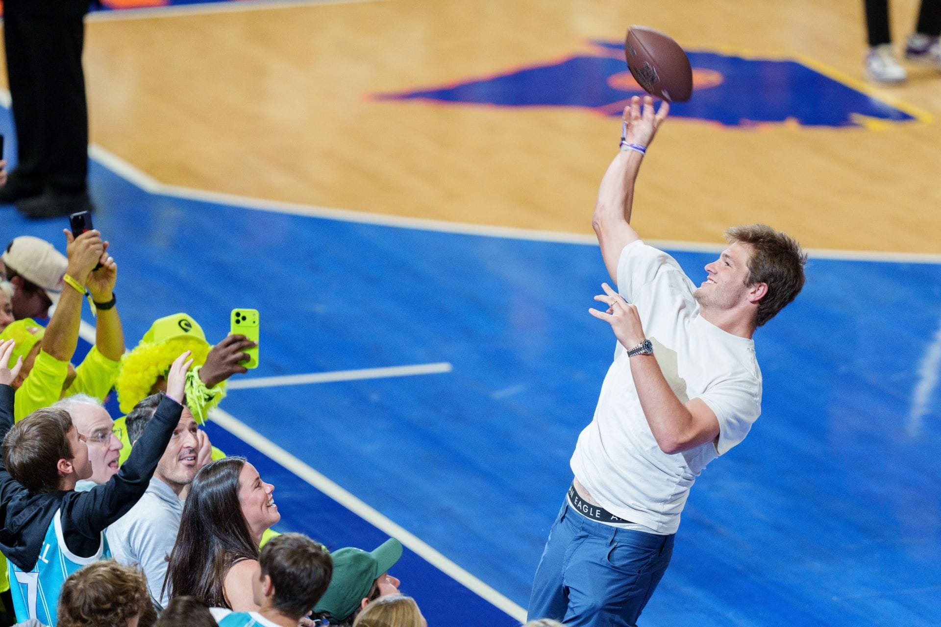 "How are his arms that small" "Dude is everywhere but Boston": NFL fans rip Drake Maye as Patriots QB throws football at Knicks vs. Hornets NBA game