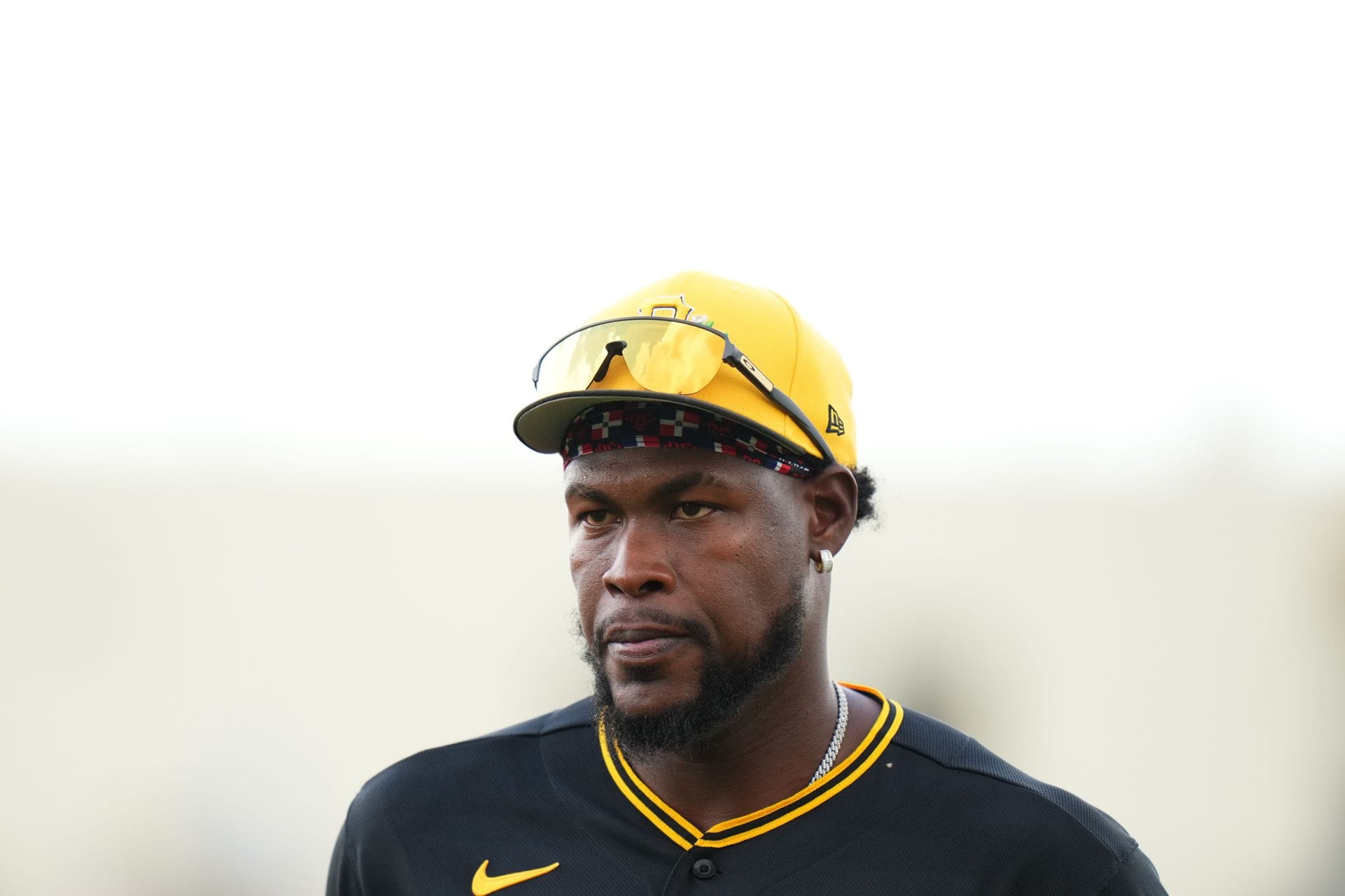 “Have you heard of sunglasses?”; “Absolute liability in the field” - Fans mock Pirates’ Oneil Cruz after defensive misplays in loss vs. Mets