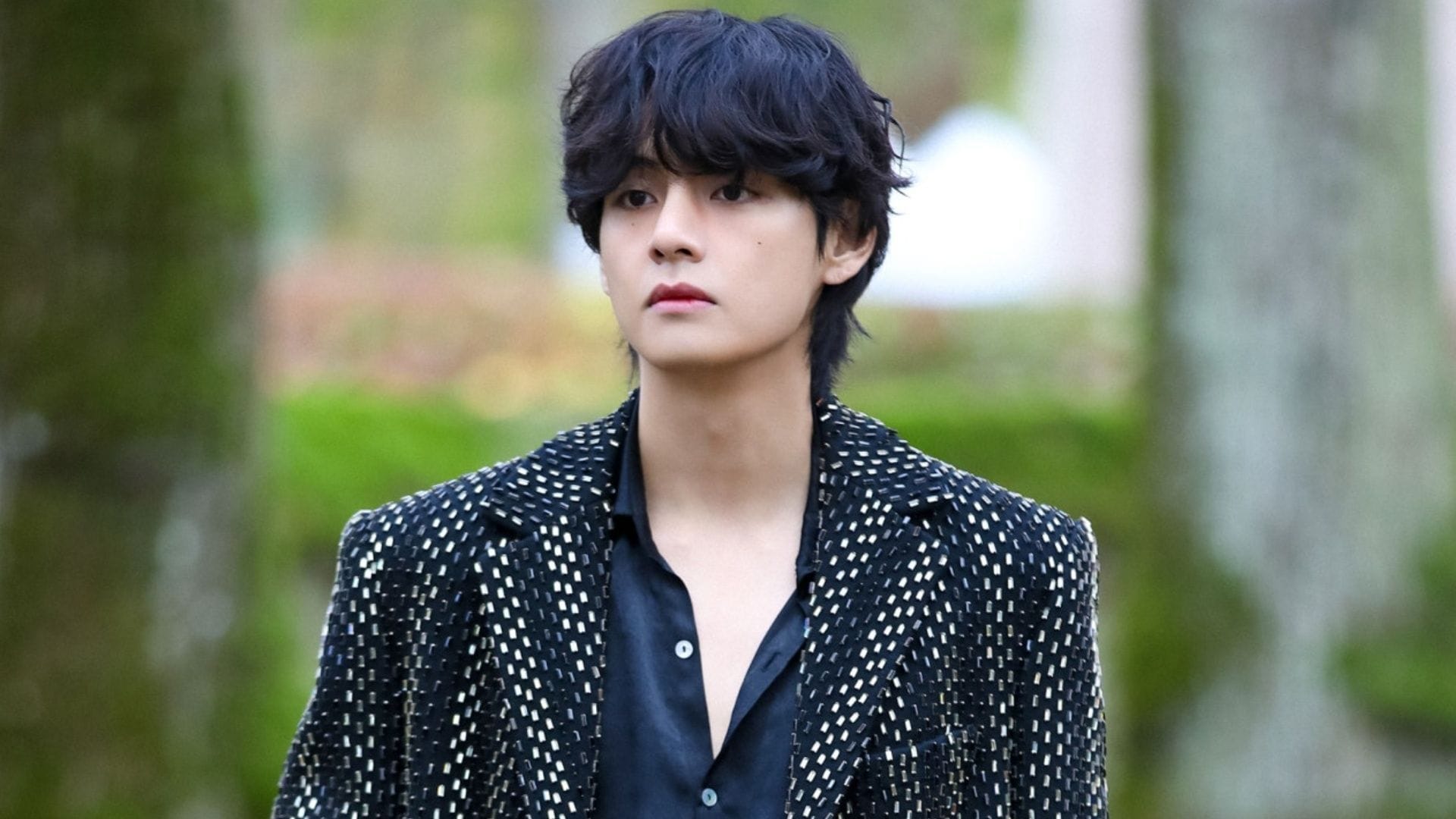 “Where’s the hitting?” – Fans defend BTS’ Taehyung after viral video sparks claims of “aggressive” behaviour toward female staff