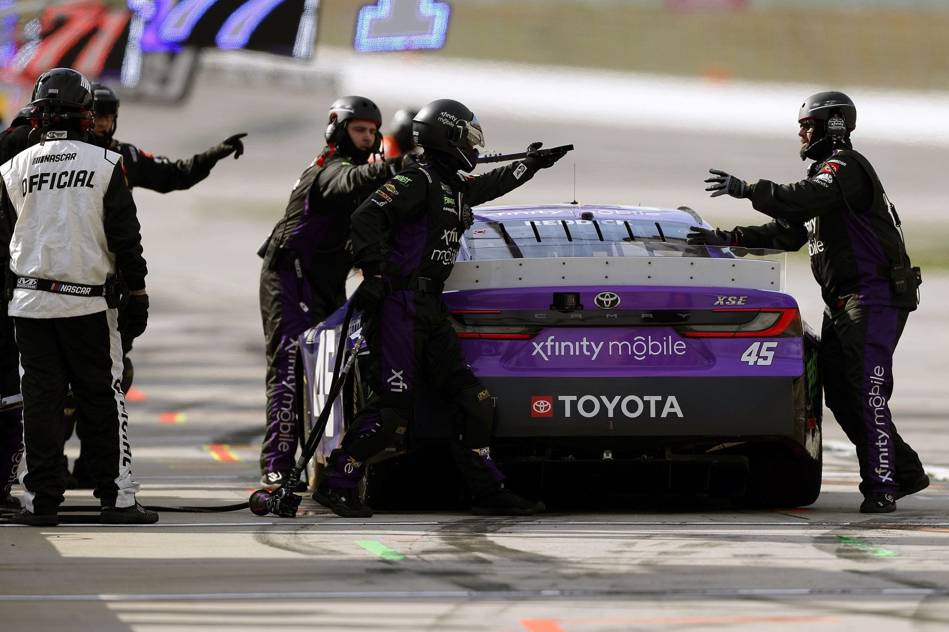 Watch: Pitstop disaster for Tyler Reddick as 23XI star loses the lead at the Goodyear 400