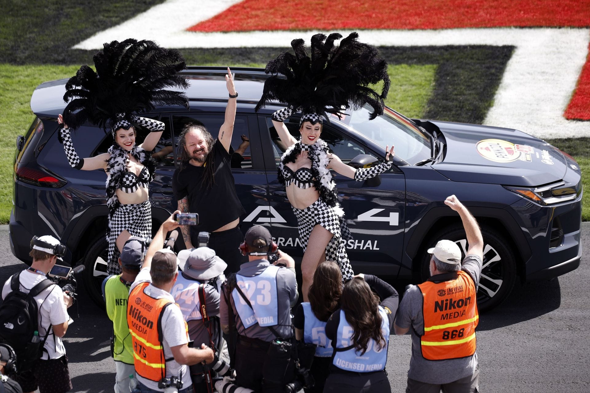 Fans hail Korn’s Jonathan David’s starting command for the NASCAR Pennzoil 400 at Las Vegas: “Beast with a mic”