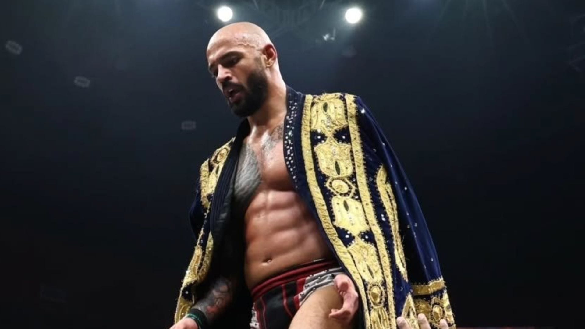 Former WWE Champion sides with Ricochet following major online controversy
