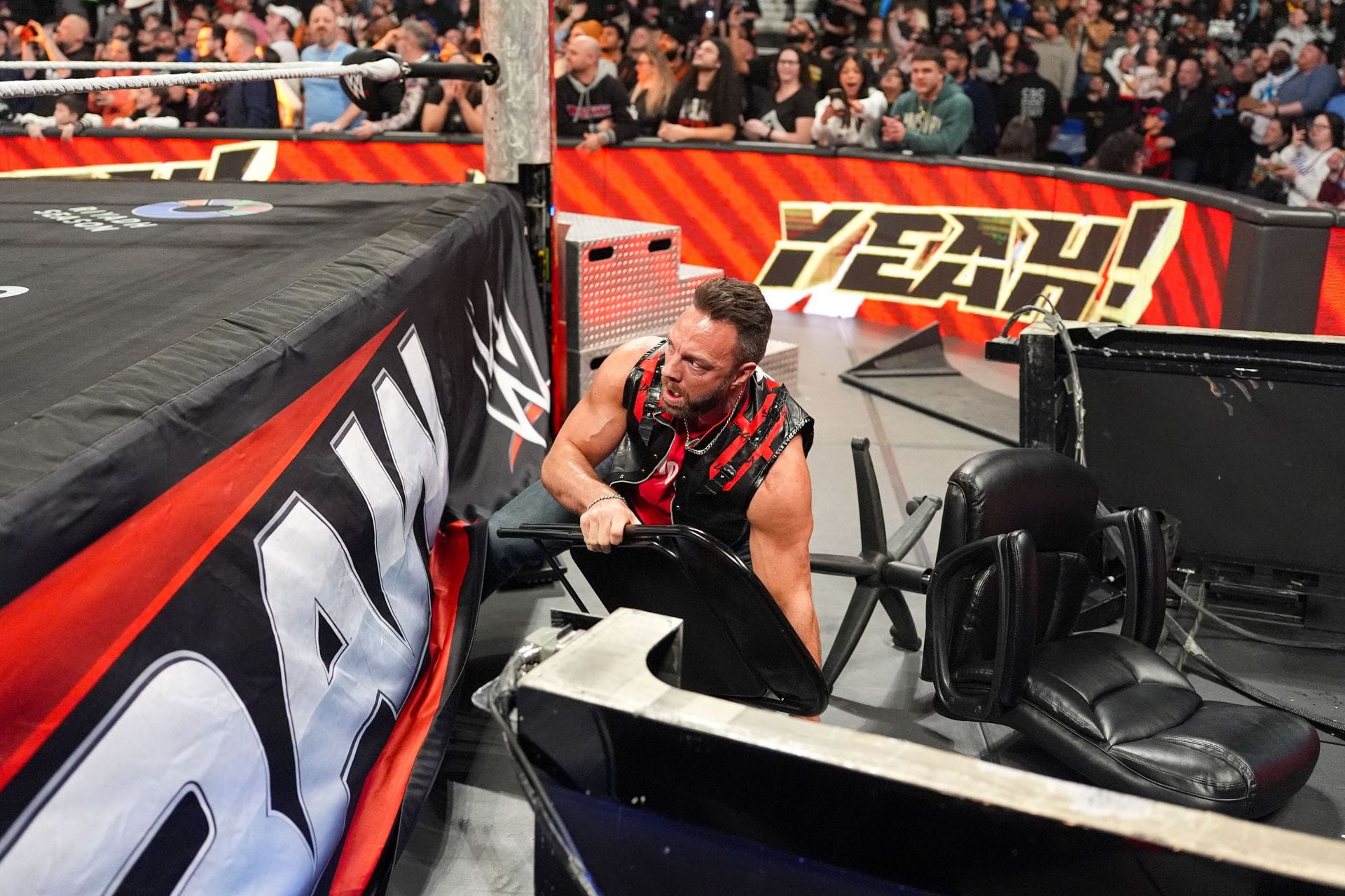 [WATCH] LA Knight suffers an embarrassing botch on WWE RAW