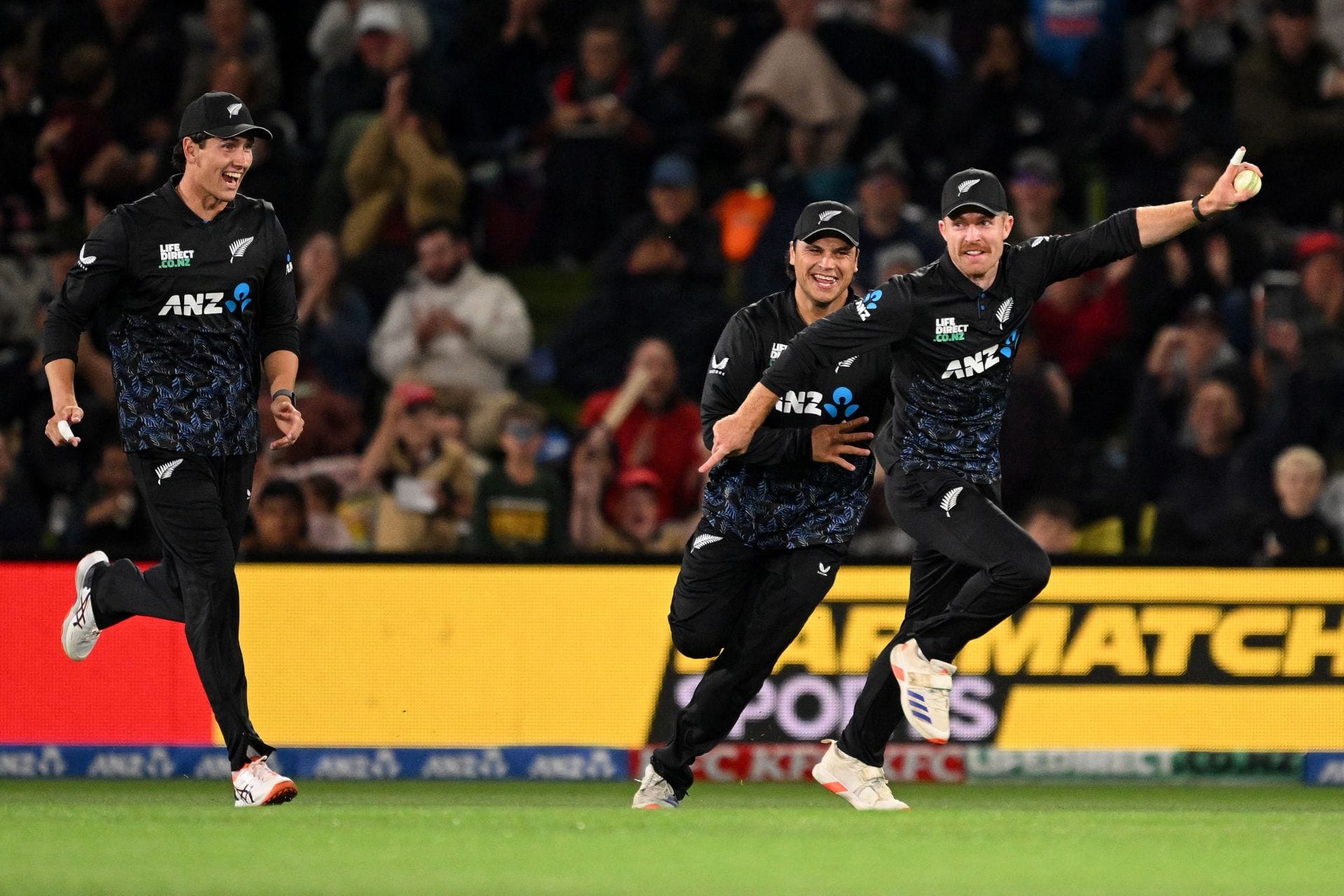 32-year-old New Zealand player takes outrageous one-handed catch to dismiss Ruben Hermann in NZ vs SA 2026 5th T20I [Watch]