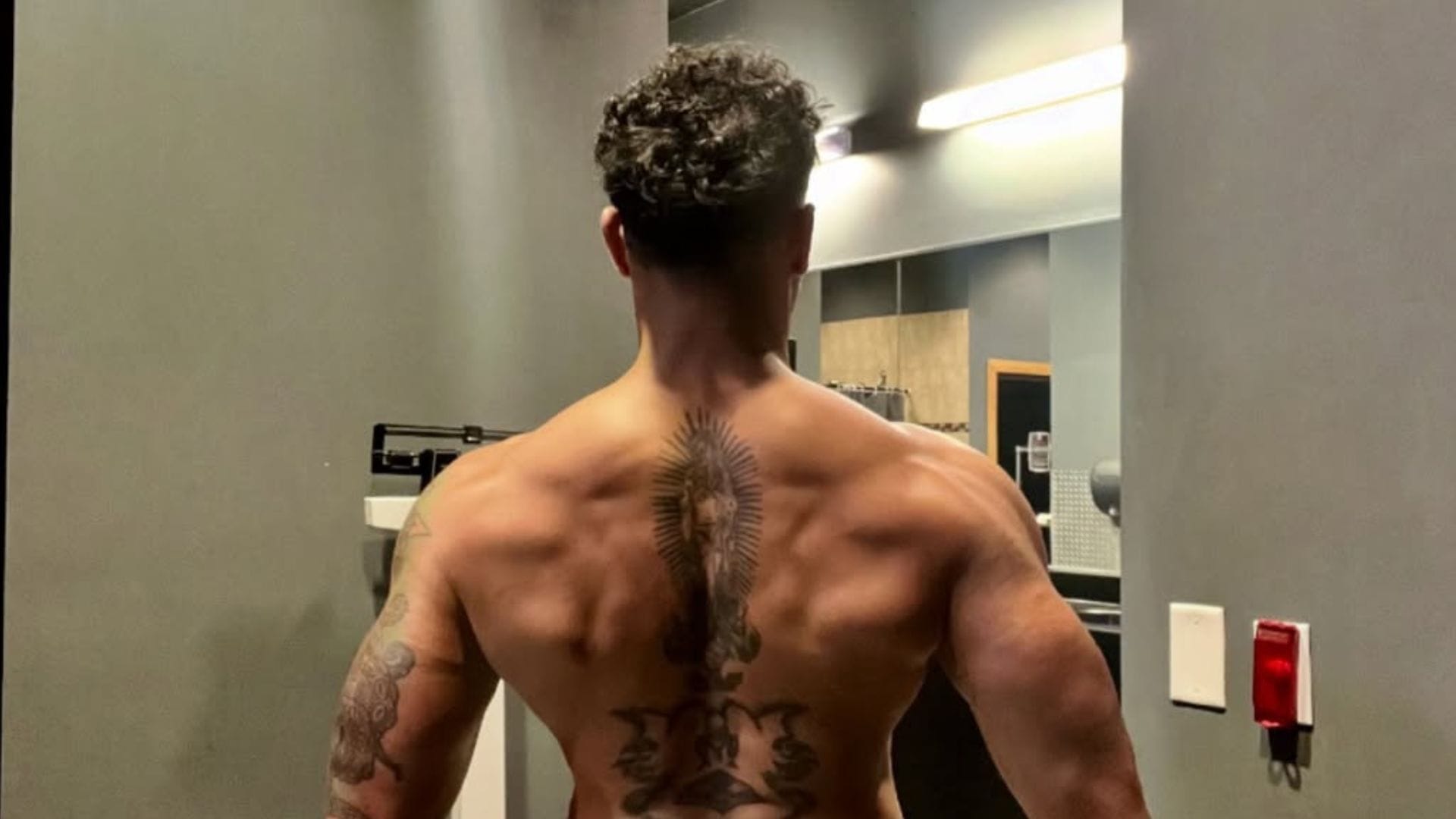 [PHOTO] WWE star unveils new look amid absence