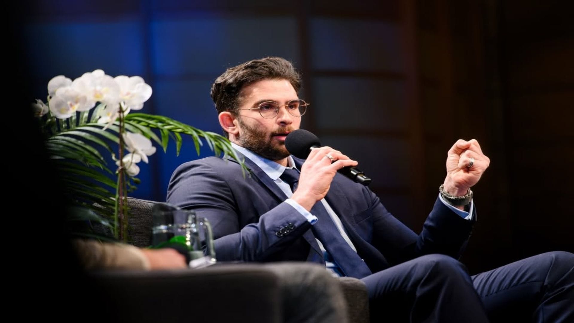 "Why does he lie so blatantly": Fans react as HasanAbi claims he's compelled to stay in 5-star hotel in Cuba due to American "restrictions"