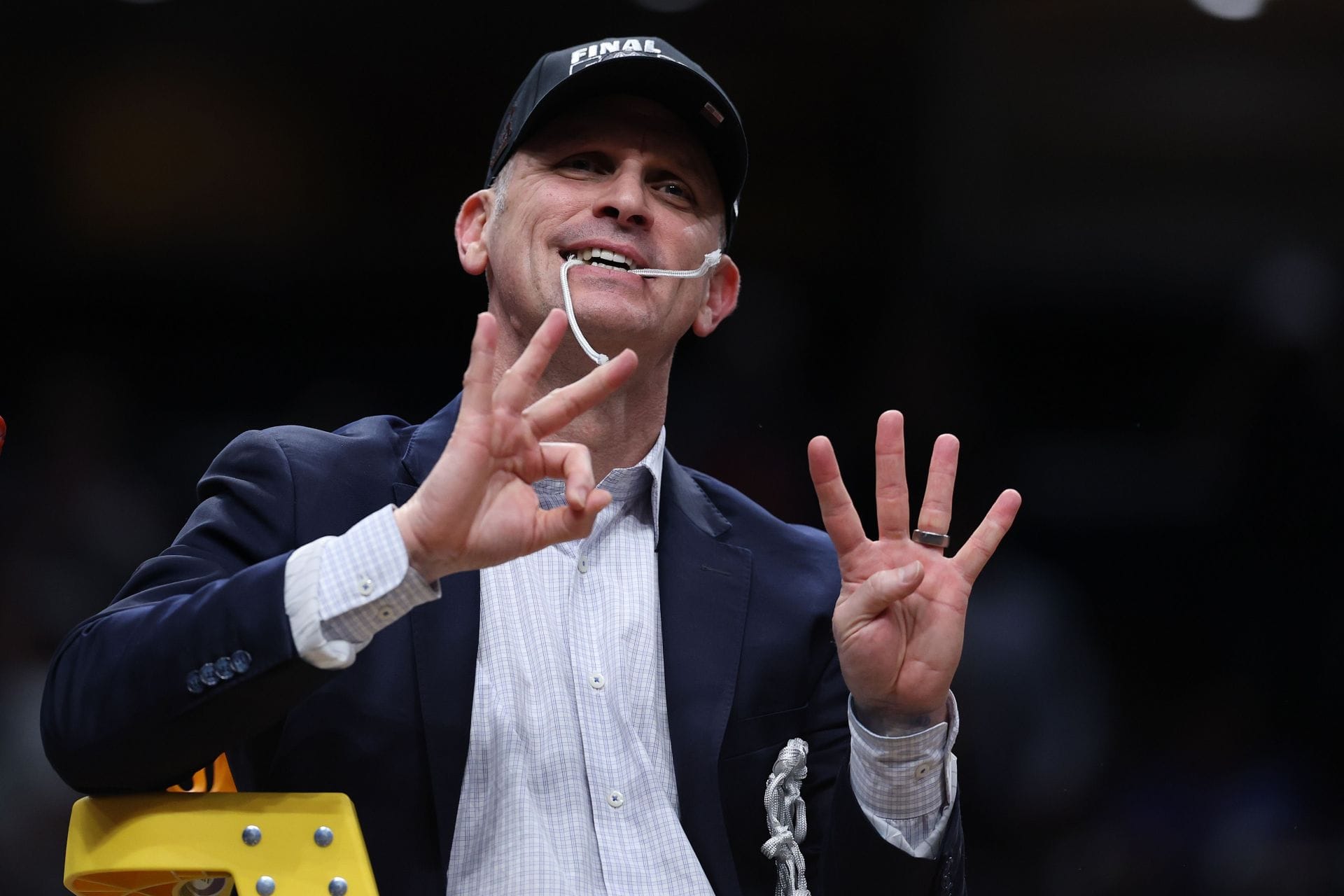 “He’s going to m**der an official,” “Coach Scheyer would never”: Fans react as Dan Hurley confronts ref in heated moment