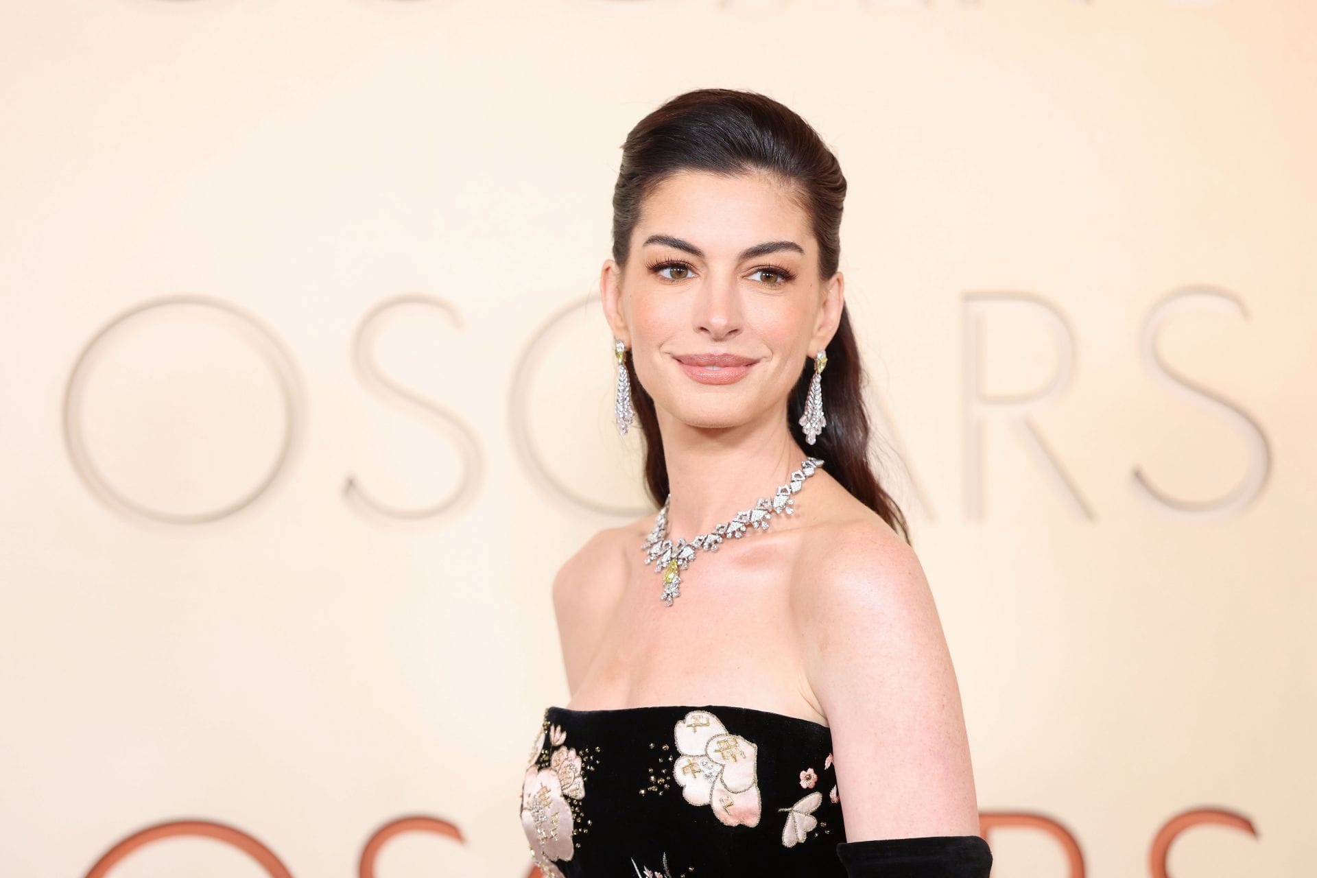 "Ouch, emotional damage": Fans react after Anna Wintour ignores Anne Hathaway when the latter asks what Anna thought of her Oscars dress
