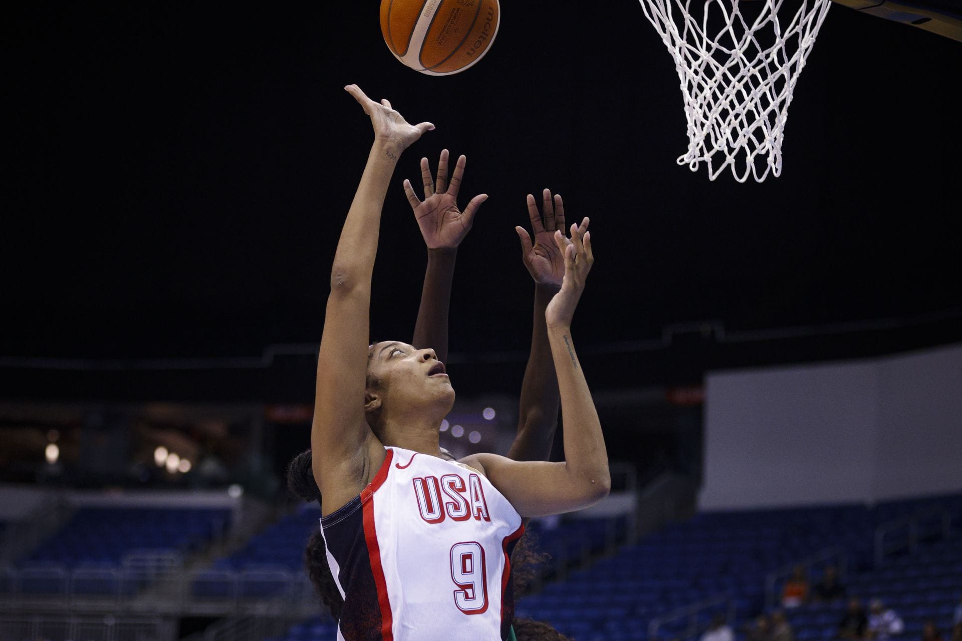 "She looks like ET and sucks at basketball" - WNBA Fans Lose It as Angel Reese Bricks Point-Blank Layups Despite Strong Post Moves in FIBA Qualifiers