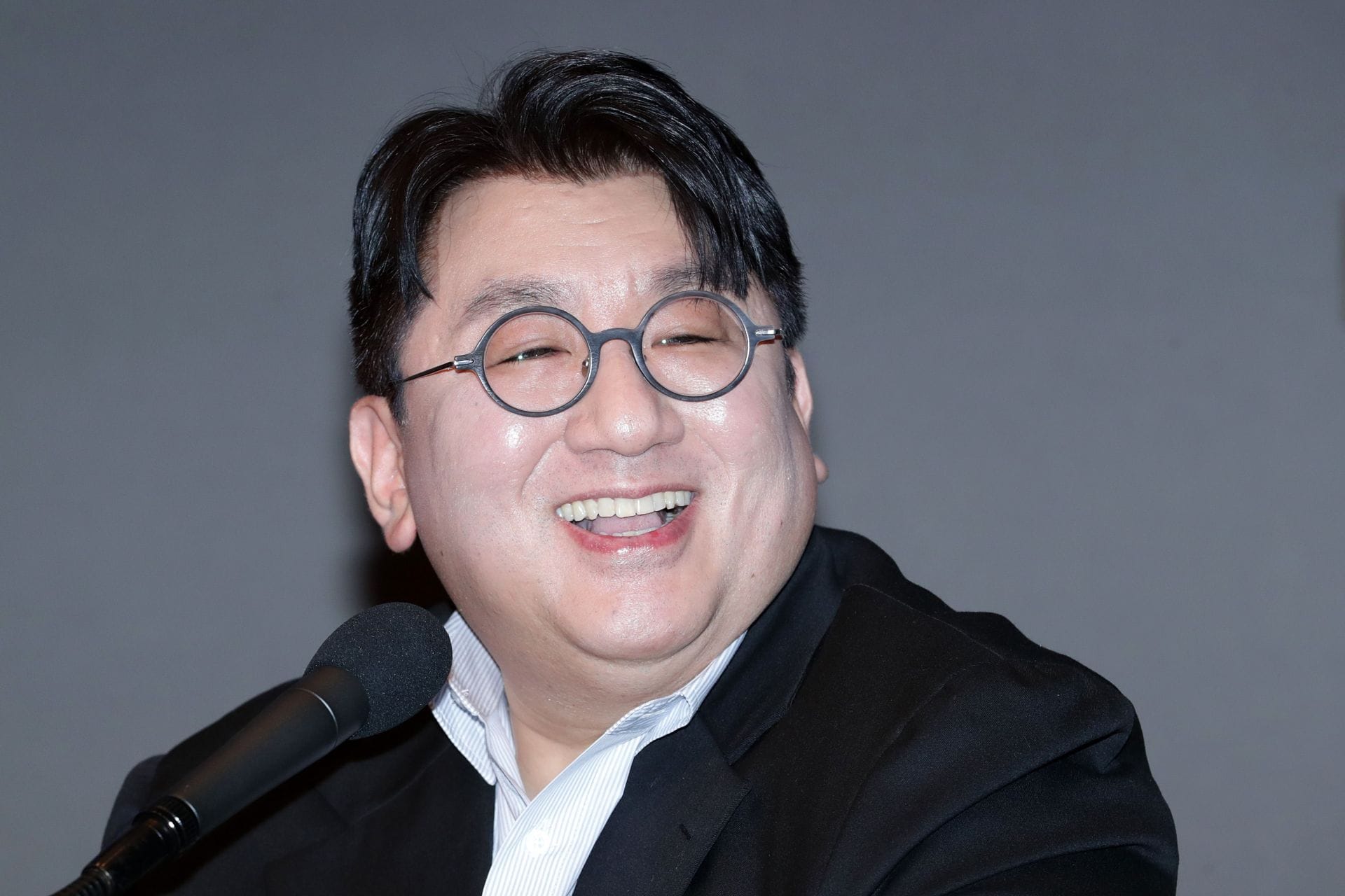 US Embassy requests to lift HYBE chairman, Bang Si-hyuk's travel ban over BTS tour & US 250th Independence Day events amid ongoing IPO probe
